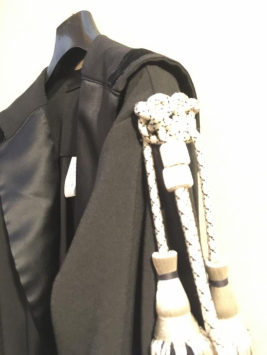 Toga per laureandi e dottorandi con tocco. Sono disponibili le taglie S/M (altezza fino a 170cm) e M/L (altezza oltre 170cm) fino a esaurimento.